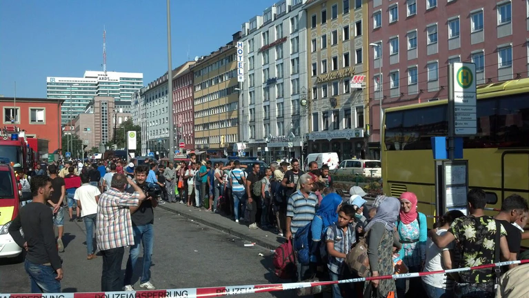 hunderte Flüchtlinge am Münchner Hauptbahnhof — © Die Bundespolizei warnt vor Fahrkartenbetrug gegen Flüchtlinge