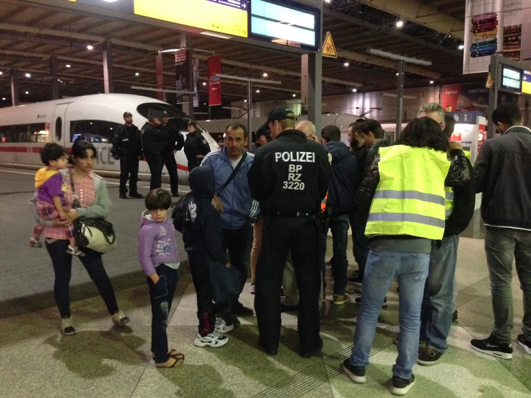  — © Bundespolizisten nehmen eine Flüchtlingsfamilie am Hauptbahnhof in Empfang