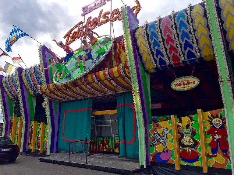 Aufbau Oktoberfest 2015 - So siehts auf der Wiesn aus — © Das Teufelsrad wartet schon auf seine Besucher.