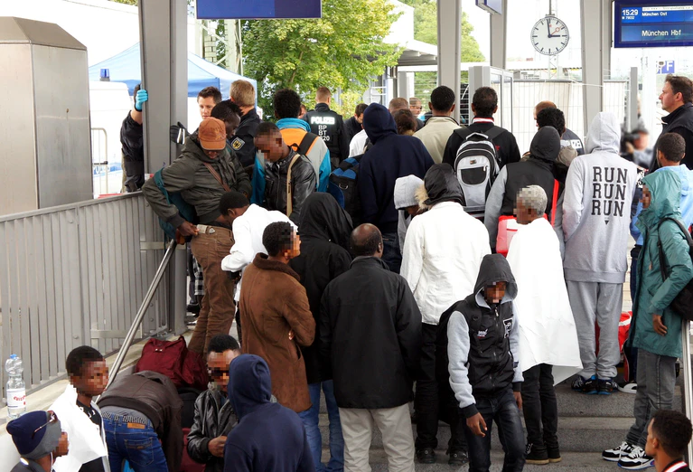 Flüchtlinge warten am Bahnhof in Rosenheim auf ihre Weiterreise