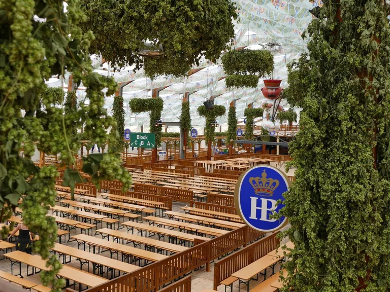 Hofbräu Festzelt oktoberfest wiesn leer