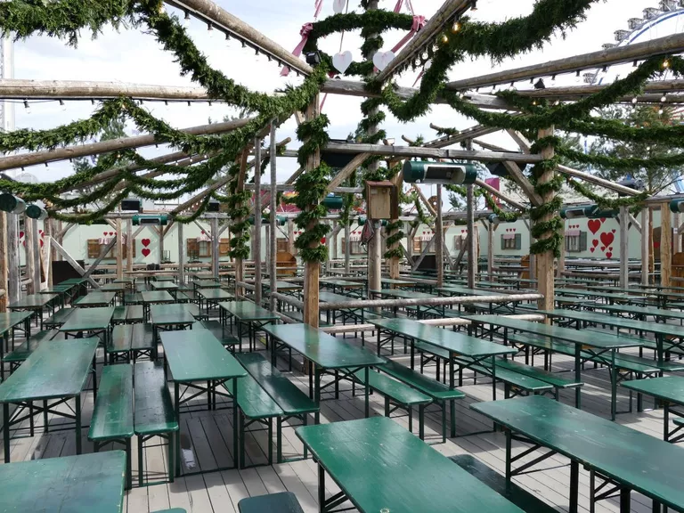 kaefer zelt wiesn oktoberfest leer biergarten