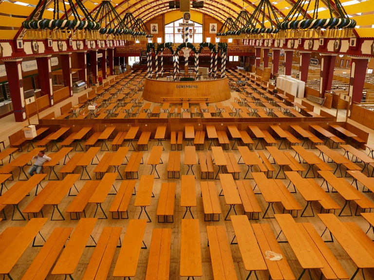 loewenbraeu festzelt oktoberfest wiesn leer