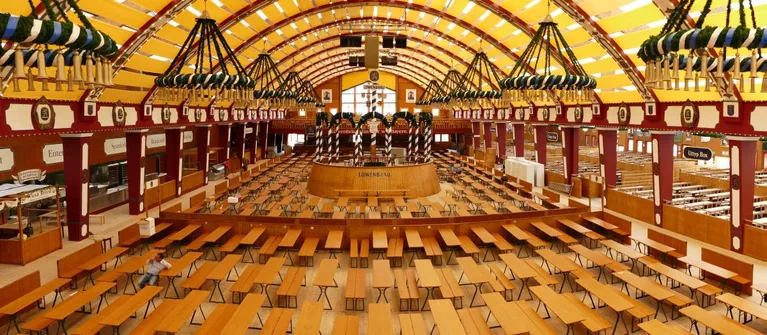 loewenbraeu festzelt oktoberfest wiesn leer — © Hier sitzen bald tausende Wiesn-Besucher: Das Löwenbräu-Festzelt