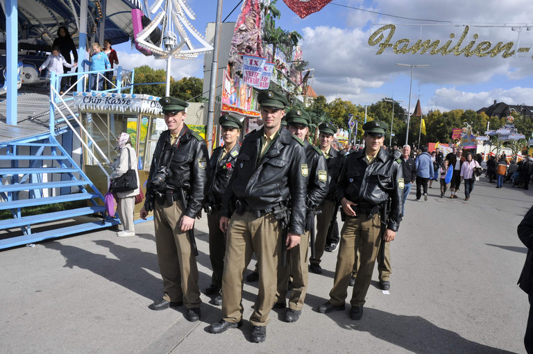 Polizisten auf einem Oktoberfestrundgang — © Die Münchner Polizei bereitet sich auf das Oktoberfest 2015 vor
