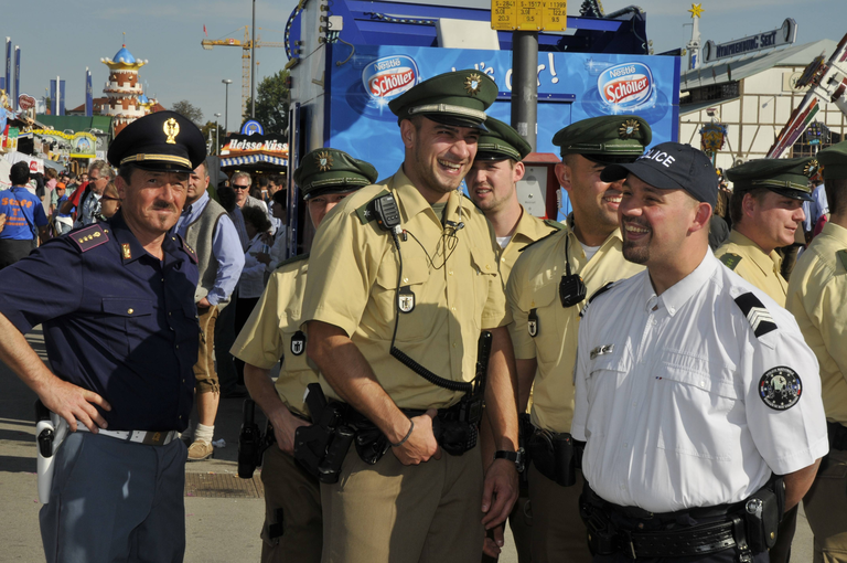 Polizisten mit Carabinieri auf dem Oktoberfest — © Polizisten mit den italienischen Kollegen auf dem Oktoberfest - Foto: Polizei München