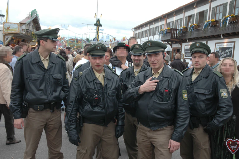 Polizisten auf dem Oktoberfest — © Polizei München