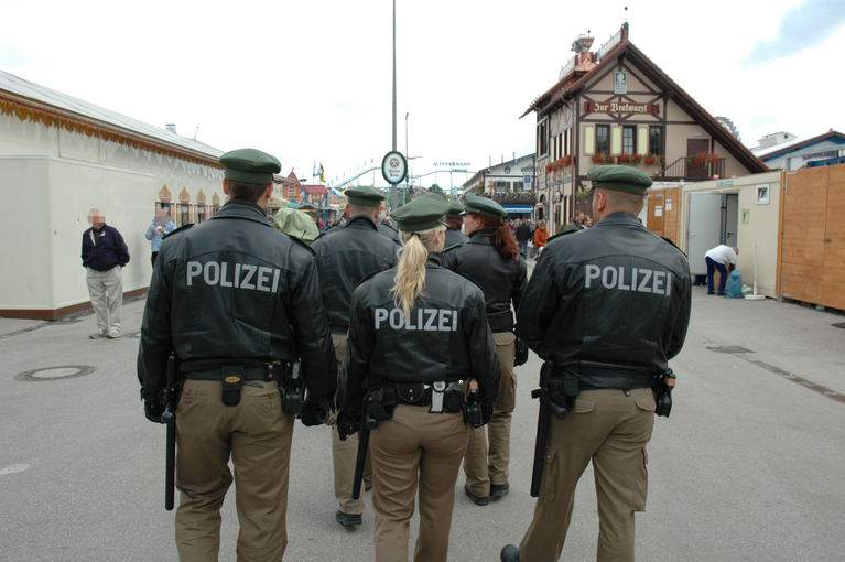 Polizisten auf einem Oktoberfestrundgang — © Polizei München