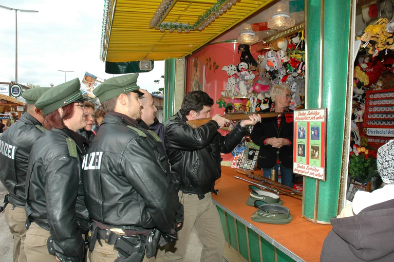 Polizisten an einem Schießstand auf dem Oktoberfest — © Polizei München