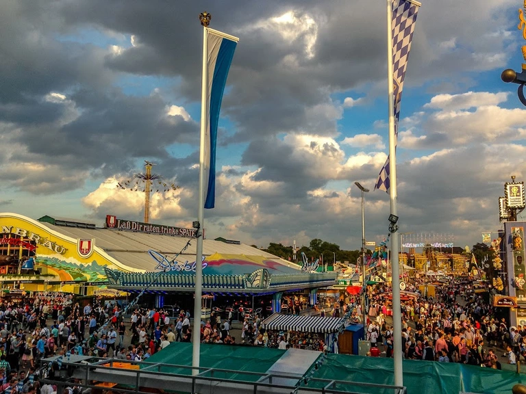 Wiesnstimmung auf der Theresienwiese — © So wird das Wetter dieses Jahr auf der Wiesn