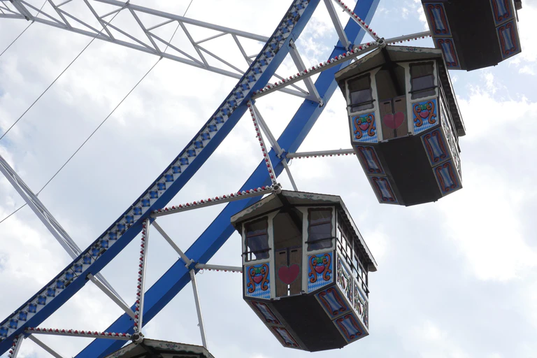 — © Oktoberfest 2015 - Gondeln am WIesn-Riesenrad