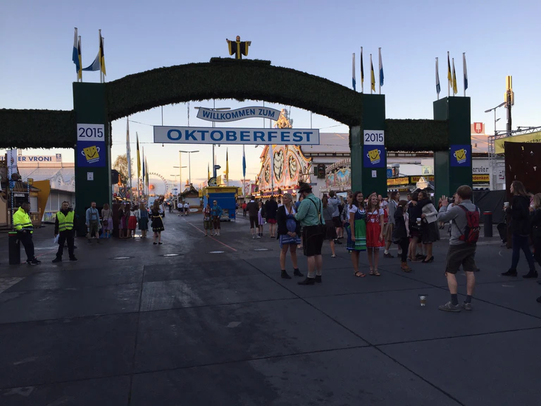 Wiesn-Eingang um 7:20 Uhr am ersten Samstag — © Am Eingang zum Oktoberfest tummeln sich die ersten Besucher