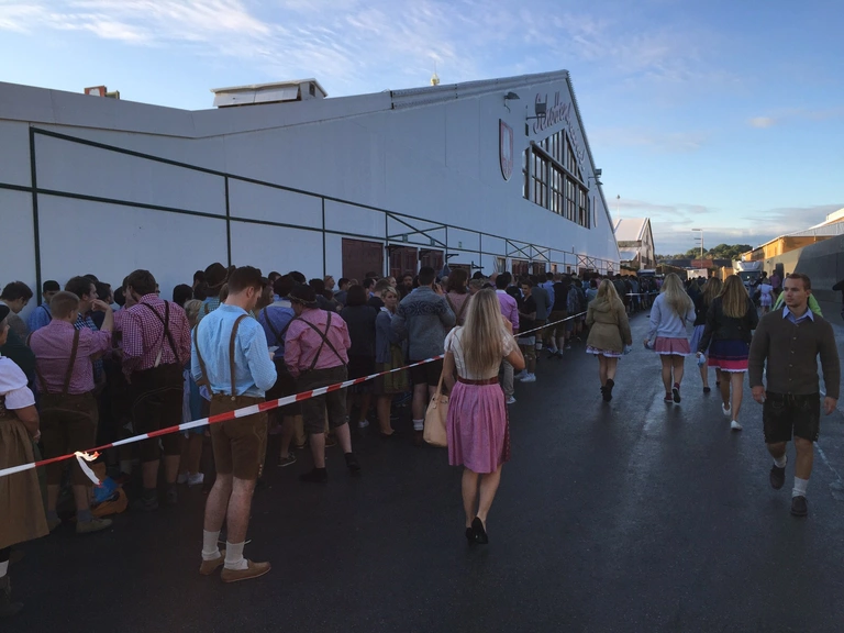 schlange vor dem festzelt oktoberfest wiesn — © Um 7:45 Uhr steht schon eine reisen Schlange an Menschen vor dem Festzelt und wartet auf den Einlass.