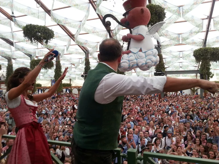 stimmung im Hofbräu Marion Alex Oktoberfest Wiesn