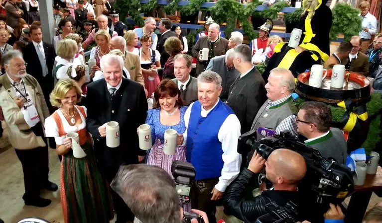 ozapft is oktoberfest wiesn 2015 reiter seehofer schottenhamel