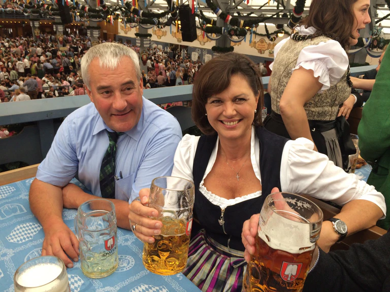 speanle aigner schottenhamel oktoberfest wiesn 2015 — © Kultusminister Ludwig Spaenle mit Landwirtschaftsministerin Aigner