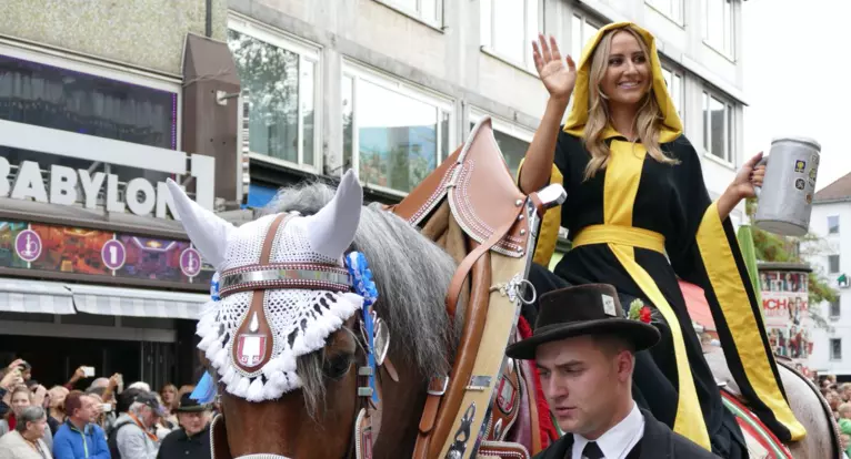 Das Münchner Kindl beim Einzug der Wiesn-Wirte