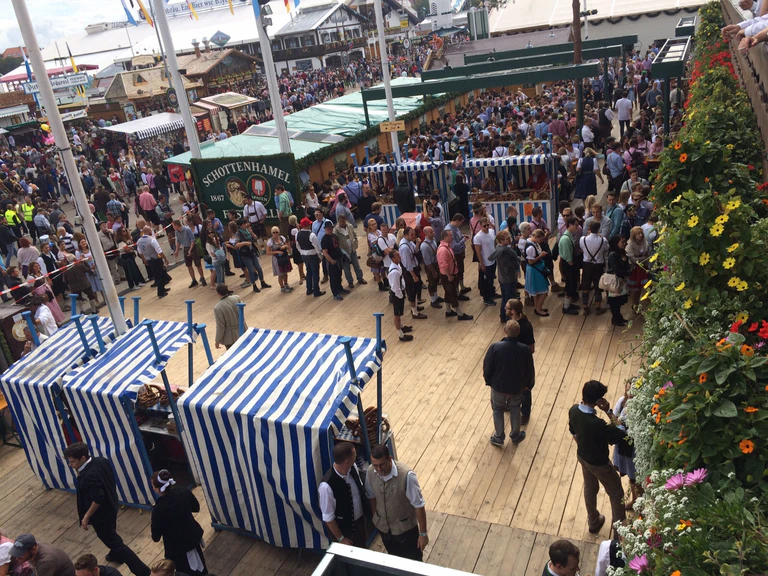 Schlange Zelt Wiesn Oktoberfest 2015