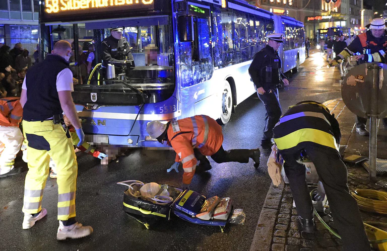 Unfall auf dem Wiesn-Heimweg Oktoberfest 2015 - Rettungseinsatz — © Foto der Berufsfeuerwehr München
