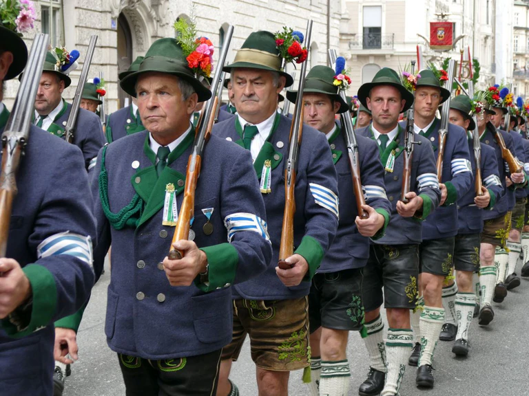 Oktoberfest Trachtenumzug - Männer mit Lederhose und Janker