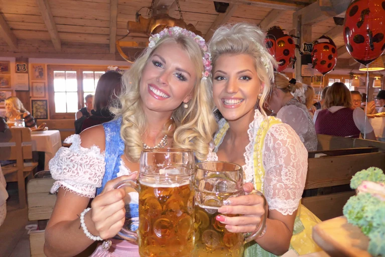 Oktoberfest 2105 Promis — © Oktoberfest 2015: Denise Cotte & Sarah Nowak auf der Wiesn