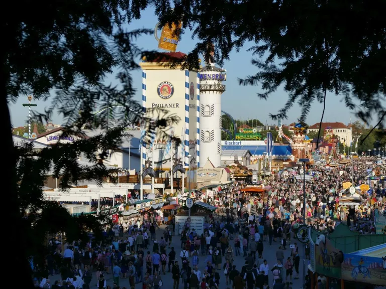 blick auf menschen masse oktoberfest wiesn