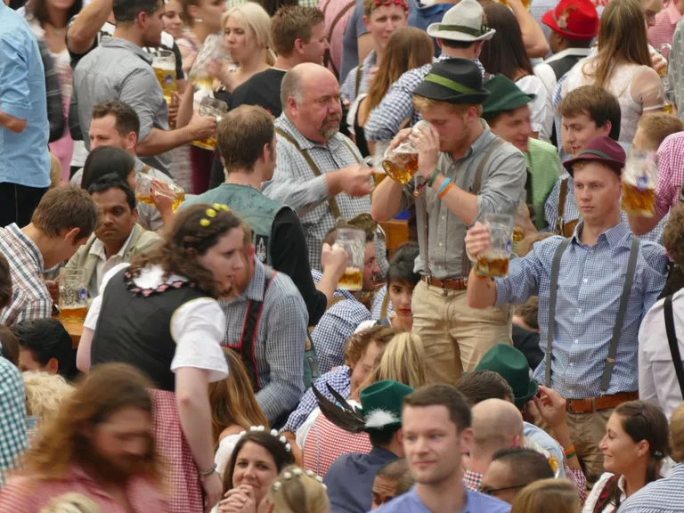oktoberfest ausgelassenes feiern im bierzelt wiesn