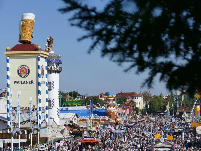 oktoberfest menschenmenge auf der wirtsbudenstrasse wiesn 1