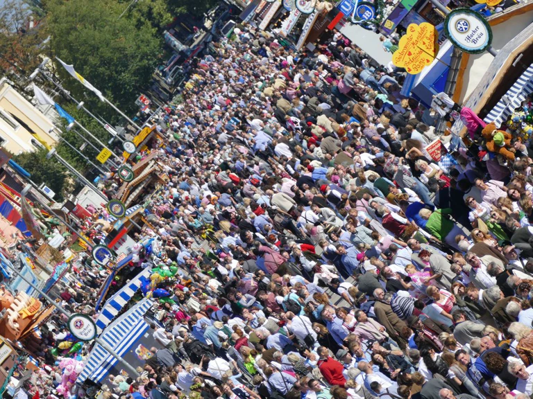 oktoberfest menschenmenge auf der wirtsbudenstrasse