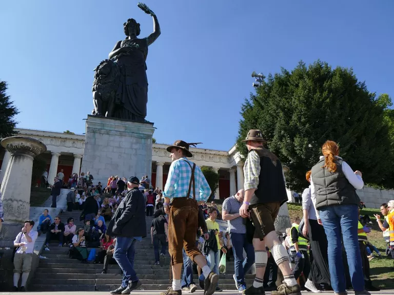 oktoberfest wiesn besucher an der bavaria