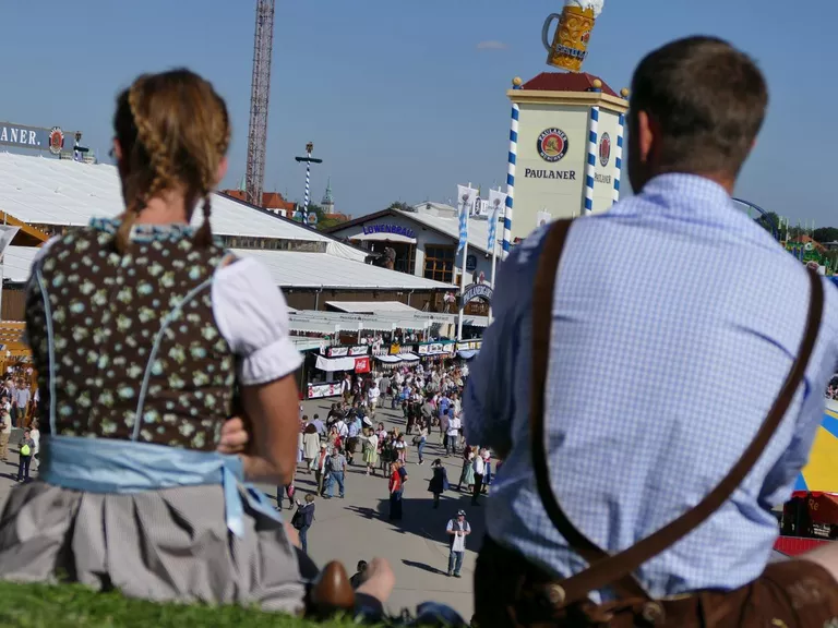 oktoberfest wiesn besucher blicken auf theresienwiese