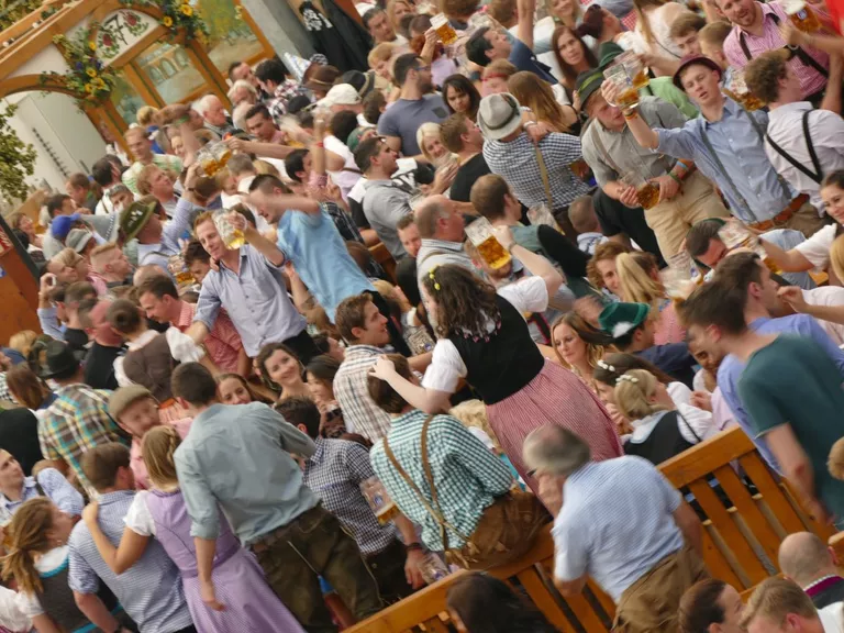 stimmung im bierzelt oktoberfest wiesn