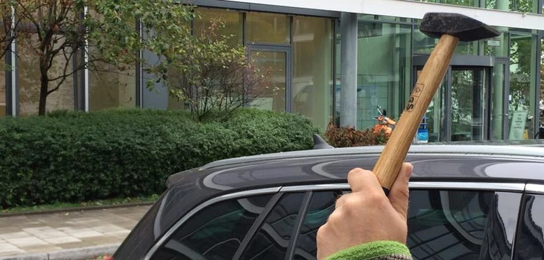  — © Mit einem Hammer ist ein 66-Jähriger auf Autos und Polizeibeamte losgegangen - Symbolbild
