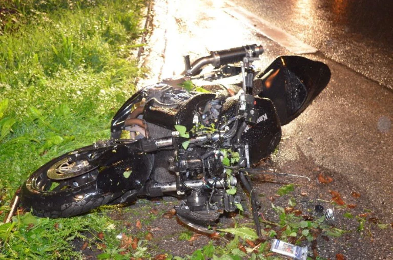 Ein demoliertes Motorrad liegt am Straßenrand — © Foto: Polizei