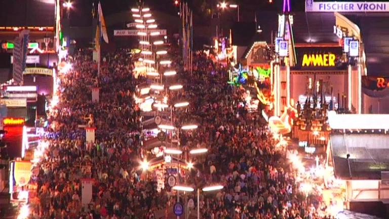 Wiesn Oktoberfest volle Wirtsbudenstrasse Menschenmenge