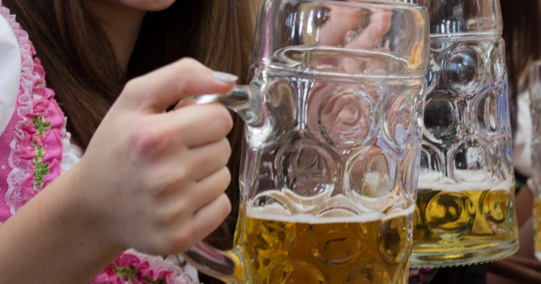 bier in Maßkrügen