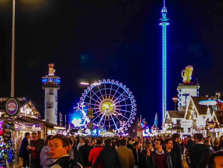 Riesenrad und Skyfall-Tower glänzen bei Nacht