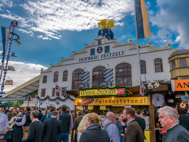 Das Hofbräu-Festzelt bei Tag