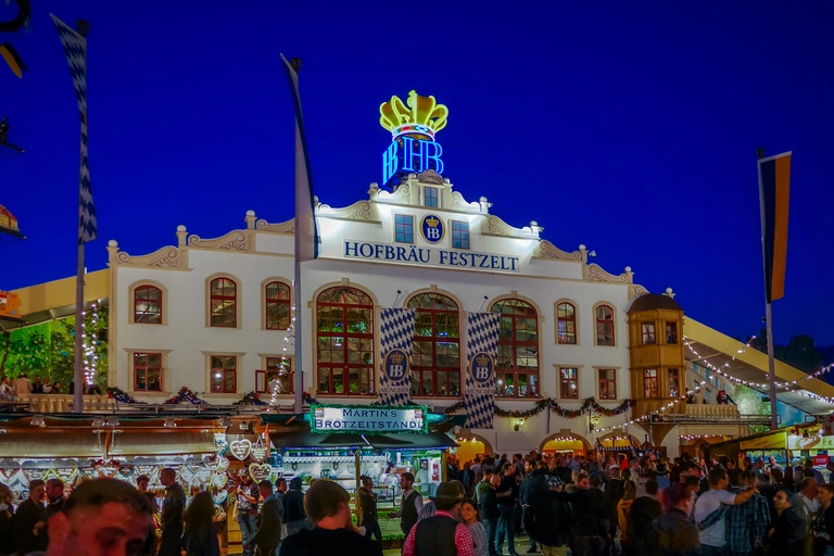 Das Hofbräu-Festzelt am Abend