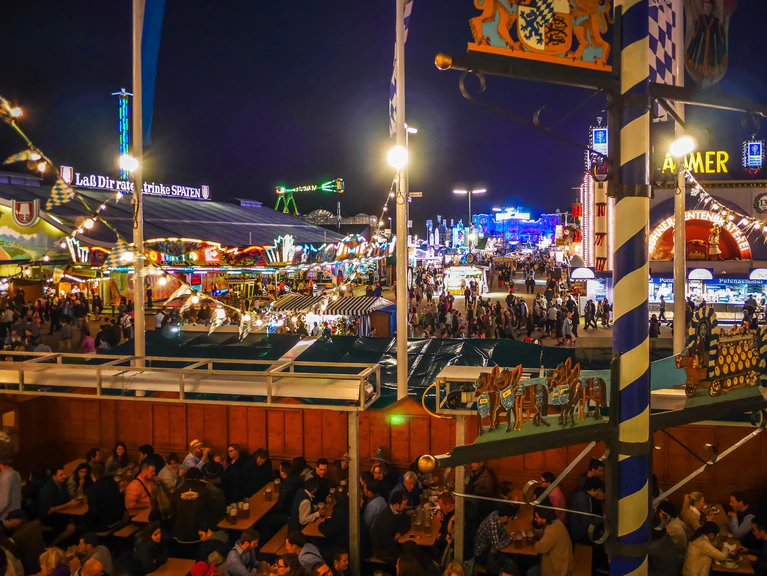Ein Balkonblick über die Wiesn am Abend