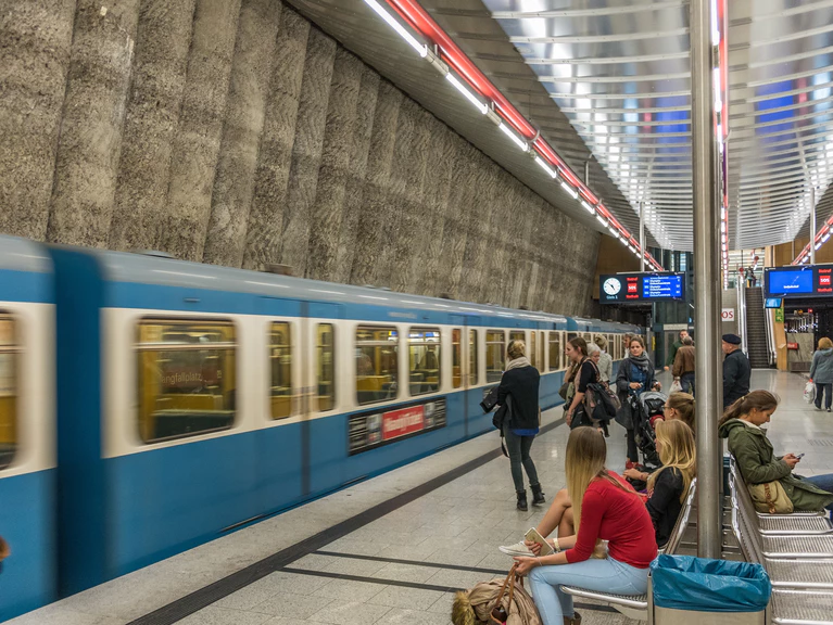 U-Bahn fährt an Haltestelle ein  — © Symbolbild