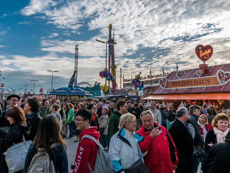 Oktoberfestbesucher schlendern über die Festwiese