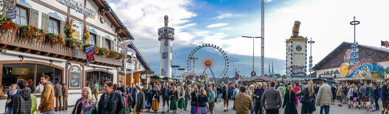 Oktoberfestbesucher schlendern über die Festwiese