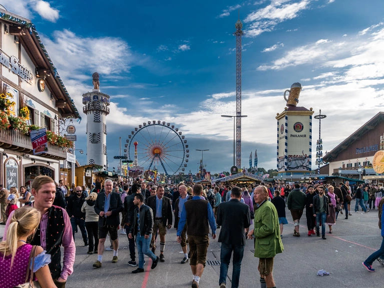 Oktoberfestbesucher schlendern über die Festwiese