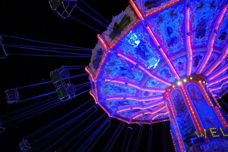 — © Kettenkarussell auf dem Oktoberfest bei Nacht