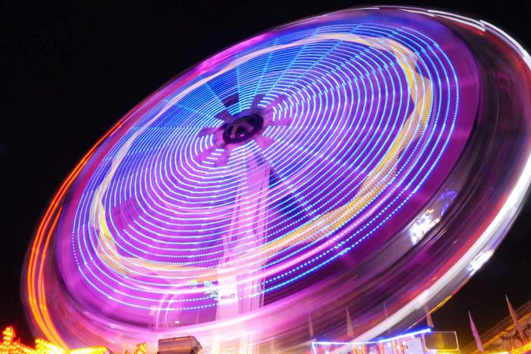Fahrgeschäft bei Nacht auf dem Oktoberfest — © Fahrgeschäft bei Nacht auf dem Oktoberfest