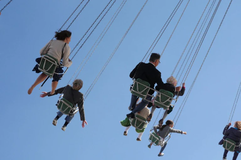 Hoch in die Lüfte im Kettenkarussell auf dem Oktoberfest