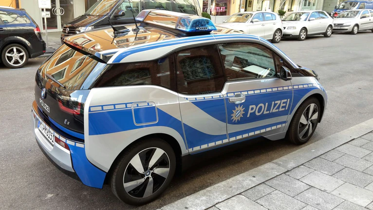 elektro i3 auto polizei muenchen — © Ökologische Verbrecherjagd - Der neue Testwagen der Münchner Polizei