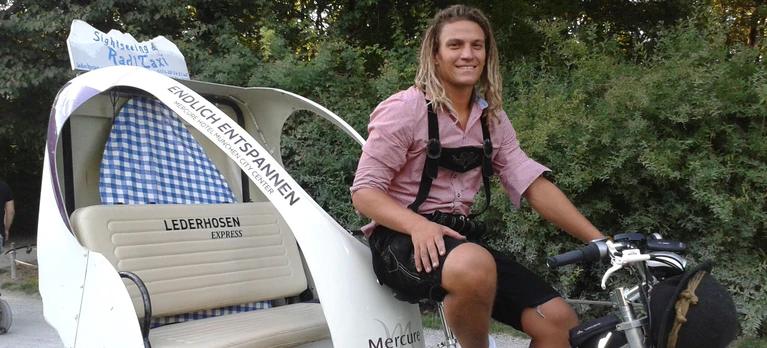 Leo auf seiner Rikscha im Englischen Garten