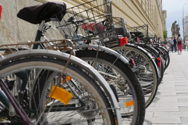 abgestellte Fahrräder in der Leopoldstraße — © Symbolbild